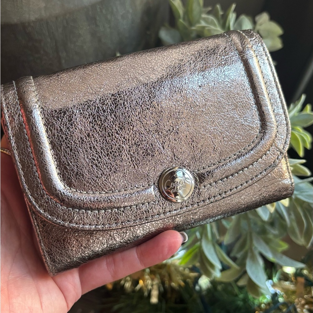 RARE🔥Authentic COACH 1941 SIlver/light gold leather Snap Flap trifold wallet
